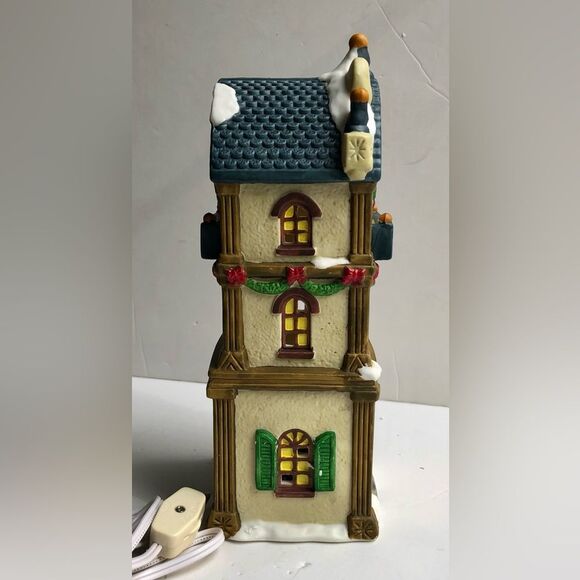 DICKENS COLLECTABLES TOWNE SERIES "EATON SQUARE" PORCELAIN HOUSE LIGHTED 1997 - Picture 6 of 11